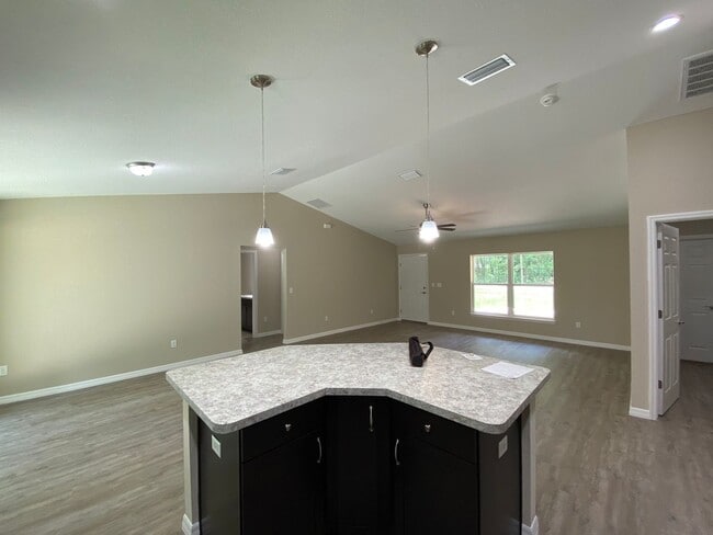 Building Photo - Custom Home - Desirable SE Ocala Neighborh...
