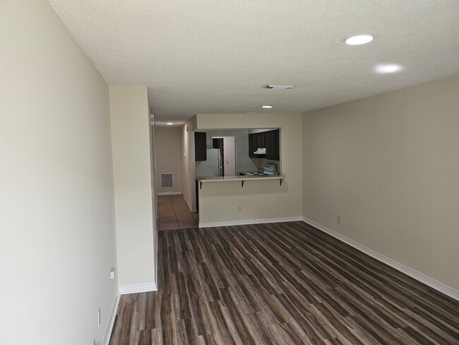 Building Photo - $1250 - 3/2/1 - Collins Road near the Base.