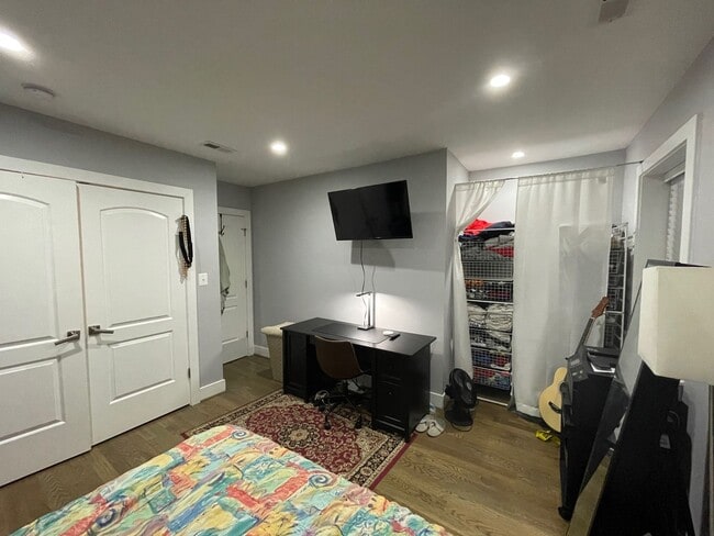 Building Photo - Spacious 2BR Townhouse with Backyard & Bon...