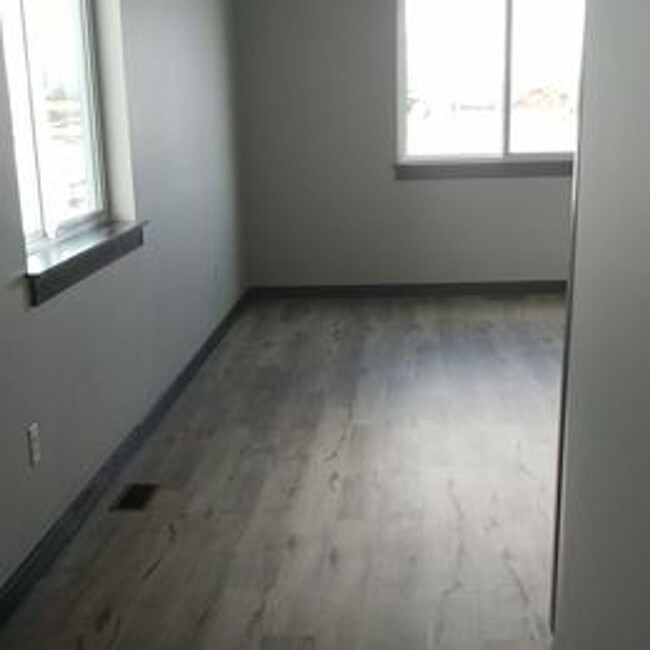 Building Photo - 1303 Westwood Cir