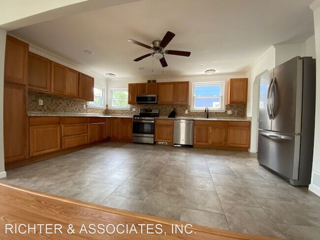 Building Photo - 4 br, 2 bath House - 3855 ROYAL AVE
