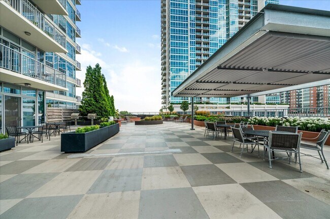 Building Photo - 1600 S Prairie Ave