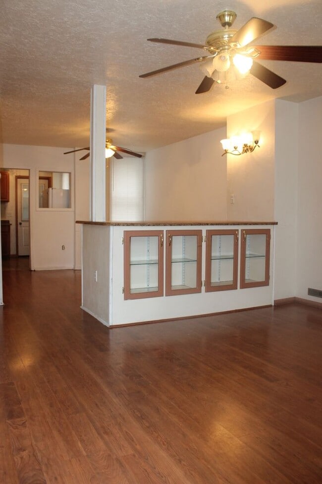 Building Photo - 3 Bedroom Rowhome in North York