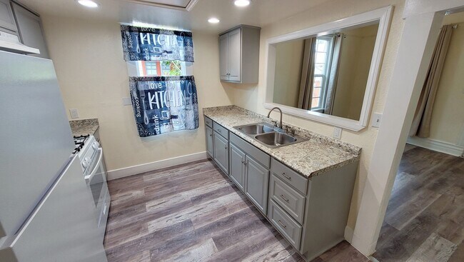 Building Photo - g7705