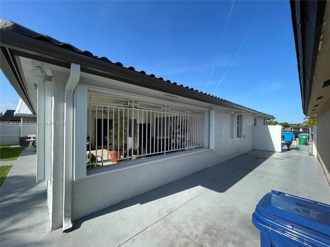Building Photo - 5500 SW 142nd Pl