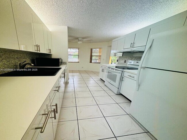 Building Photo - 1351 SW 125th Ave