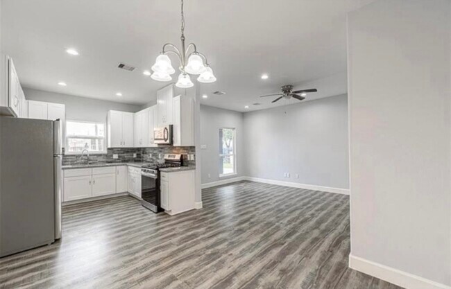 Building Photo - 8204 Moon Beam St
