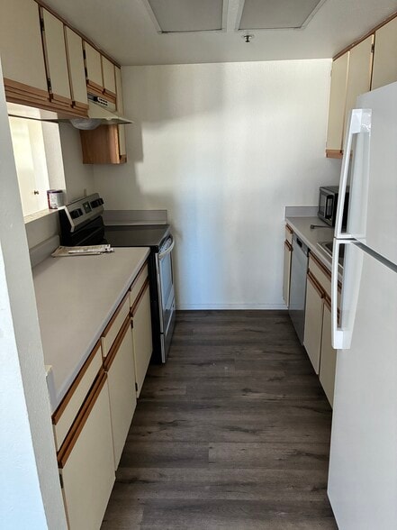 Kitchen - 1025 Southwood Dr