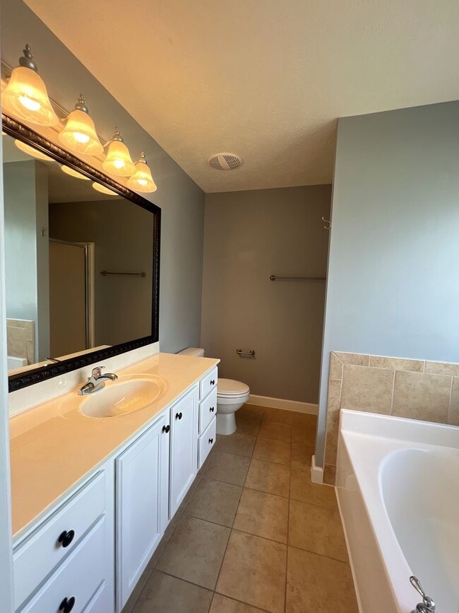 Building Photo - Overhills Creek Charmer