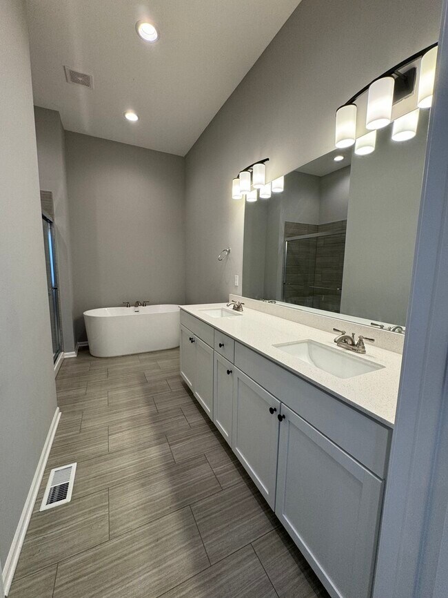 Building Photo - 4 bed 3 bath 2 car garage all maintenance ...