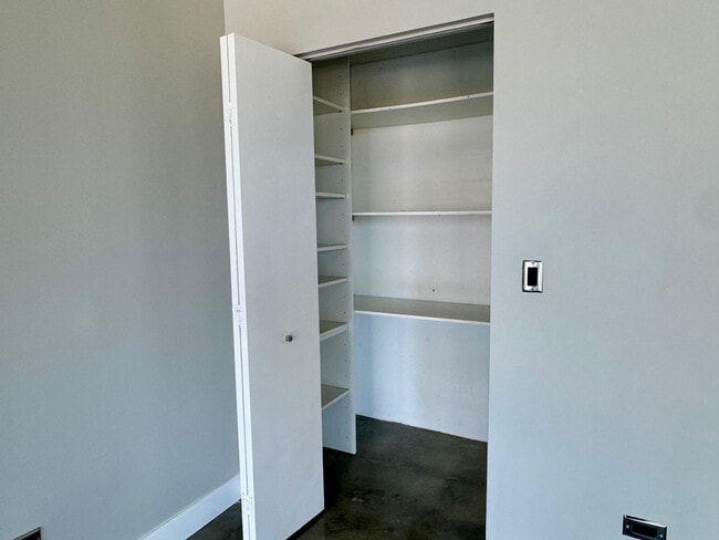 Building Photo - 313 NE 2nd St