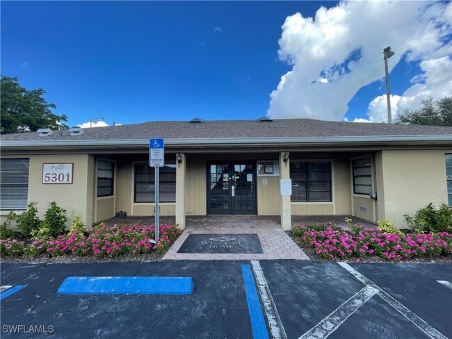 Building Photo - 5317 Summerlin Rd