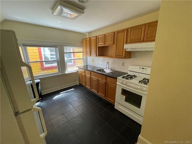 Building Photo - 174 Mansfield St