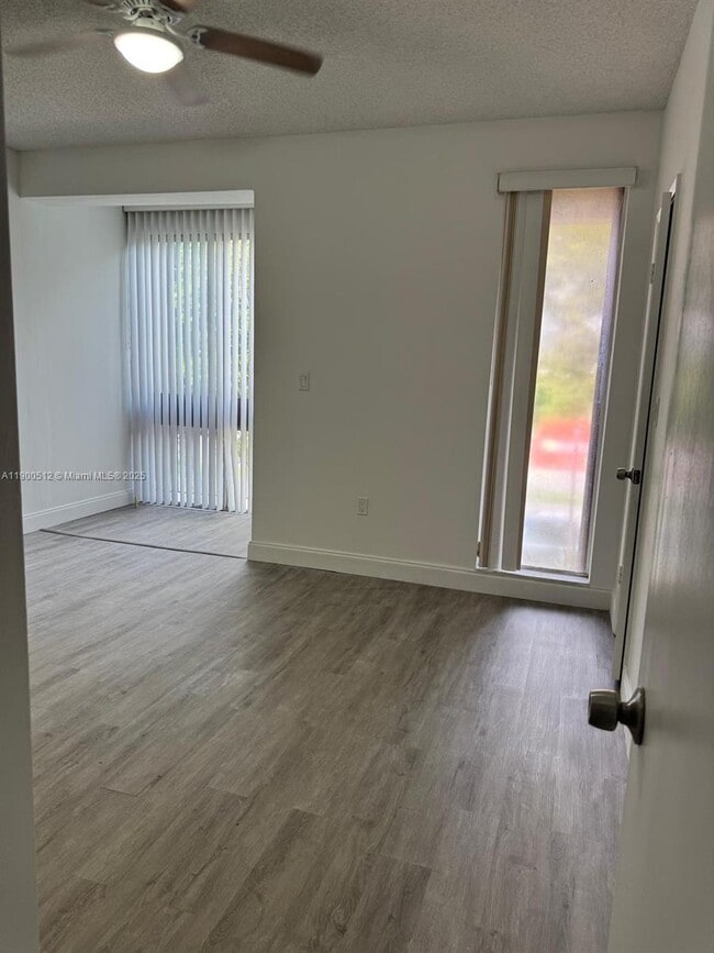Building Photo - 9155 Fontainebleau Blvd