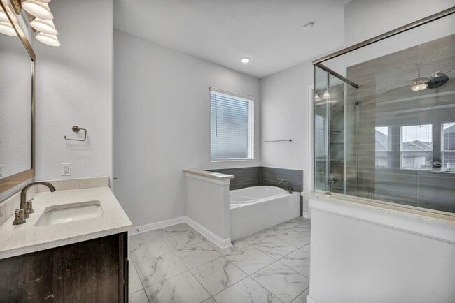 Building Photo - 252 Sabino Dr