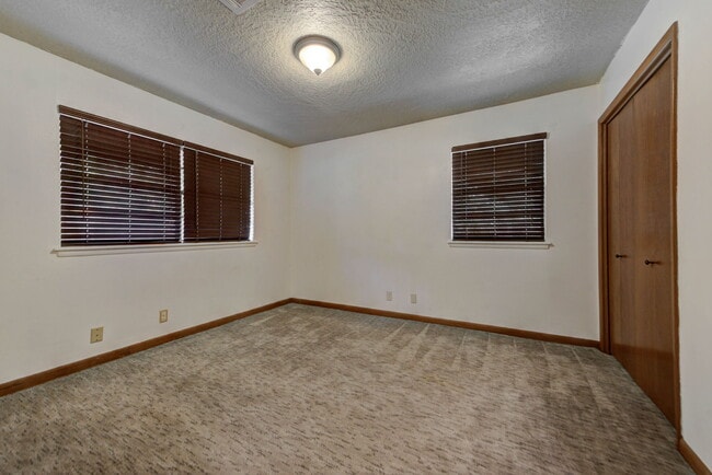 Building Photo - 1202 Benson Dr