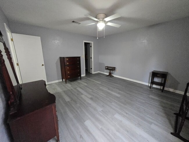 Building Photo - 3/2- Adorable home in Northwood Pines