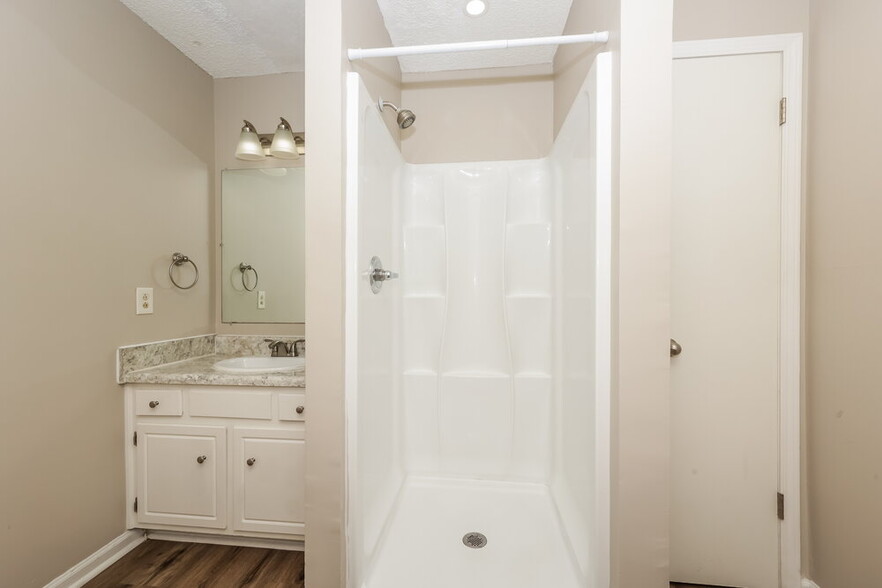 Building Photo - 3205 Country Lawn Dr