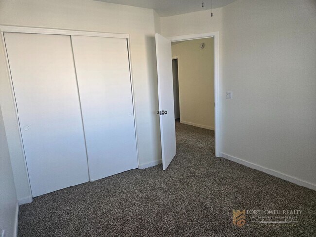 Building Photo - Fully remodeled, spacious 3 bed 2.5 bath, two-story home in Phoenix