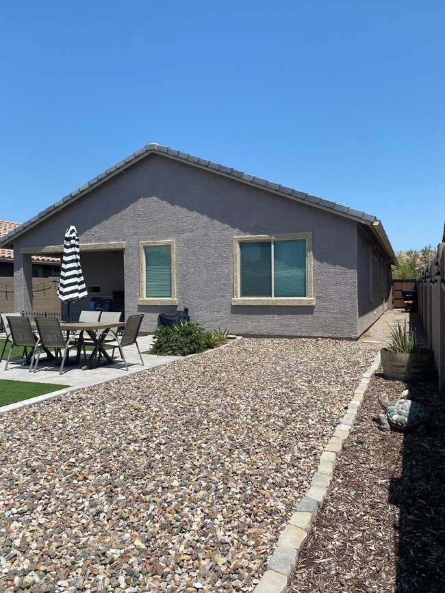 Building Photo - "Modern and contemporary 4-Bedroom/2bath H...