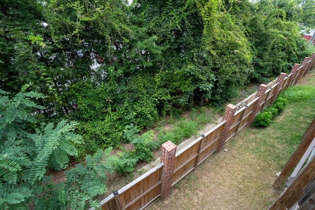 Building Photo - LIKE-NEW 3-LEVEL TOWNHOME IN FREDERICKSBURG