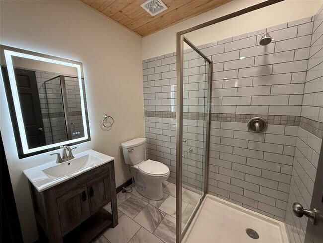 Building Photo - 260 Oak Ave