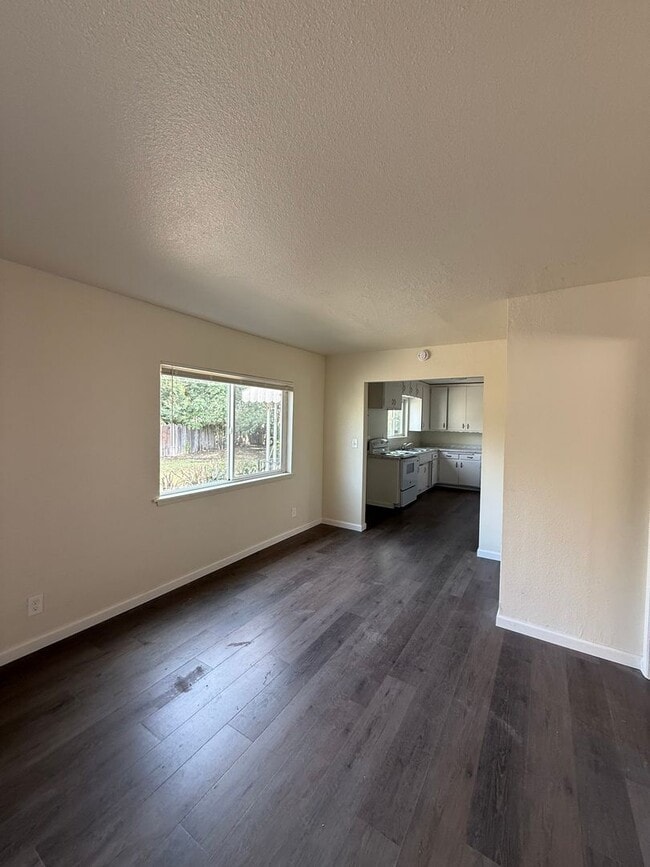 Building Photo - Available NOW!  Adorable updated house in North Chico