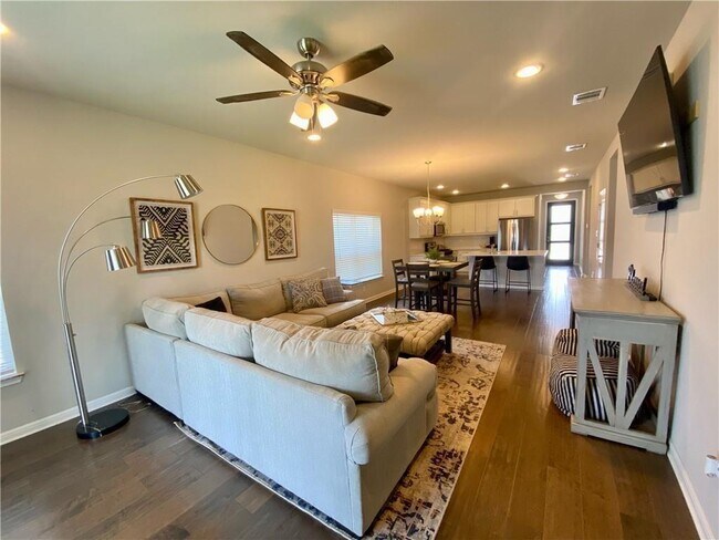 Building Photo - 332 Lacey Oak Lp