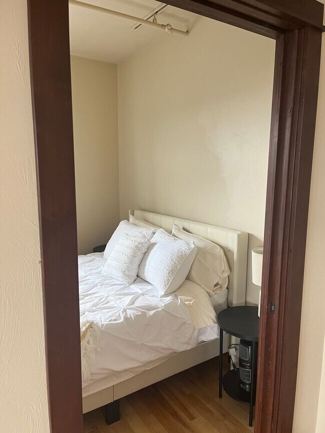 Building Photo - Elegant All Inclusive Fully Furnished Studio On Top Floor
