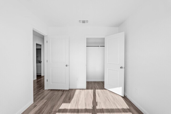 Building Photo - "Charming 3-Bedroom Retreat with Granite Countertops & Guest Suite in Killeen!"