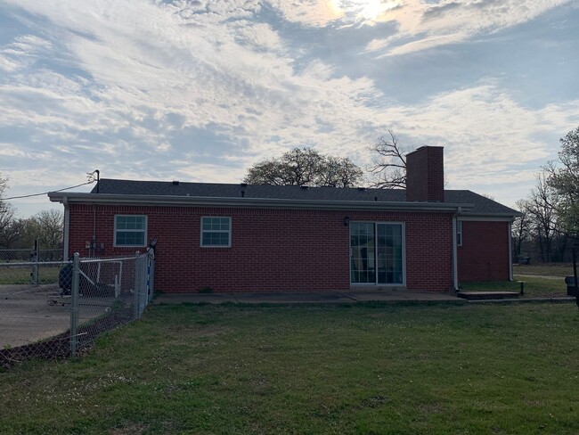 Building Photo - Property on approx 1 acre with lots of upd...