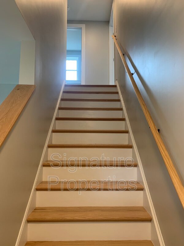 Building Photo - 6112 Ellis Ave