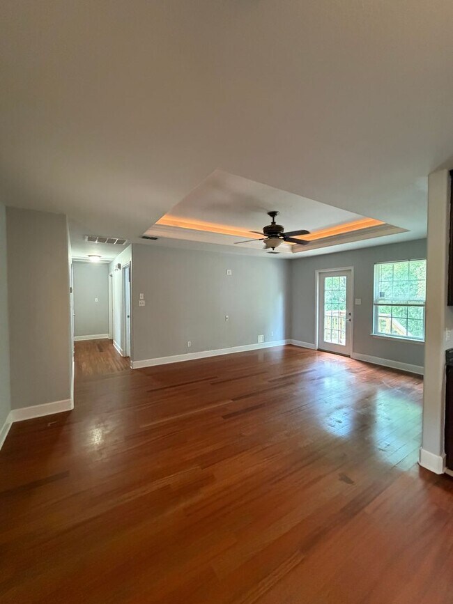 Building Photo - 3/2 home located just off N. Meridian and Available NOW.