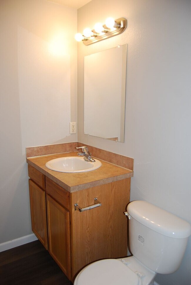Building Photo - 4 bedroom 2.5 Bath NE Salem OR