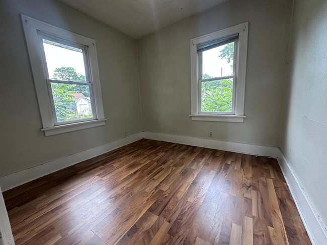 Building Photo - 2 bed, 1 bath home for rent in Waterloo