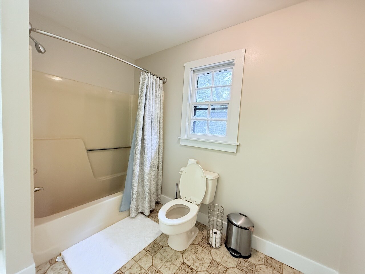 Guest Bathroom - 2950 Cloverhurst Dr