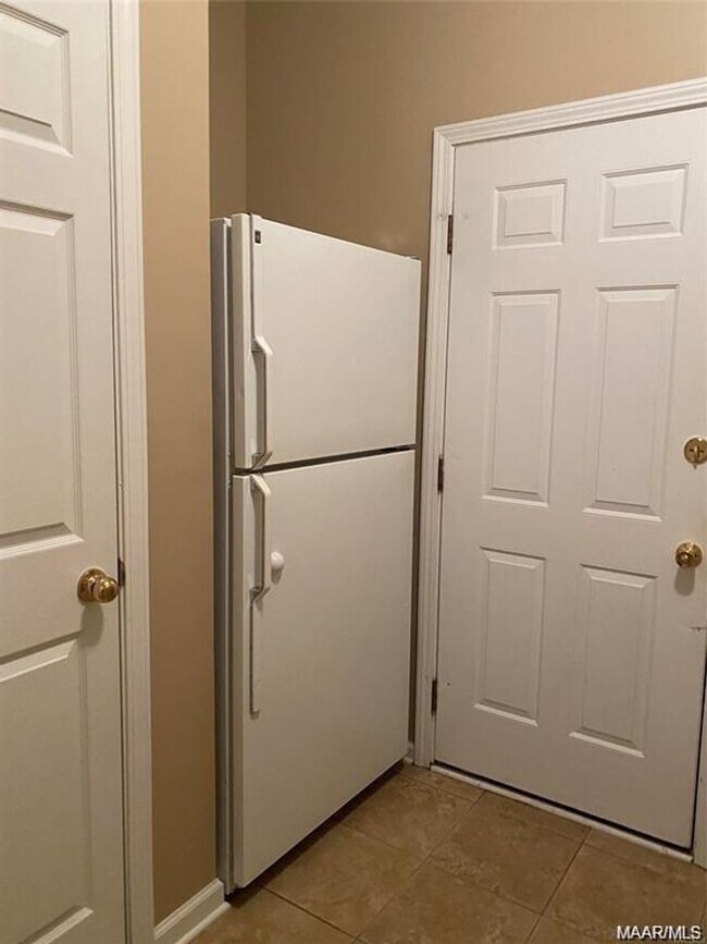 Building Photo - 4/3 in Deer Creek!