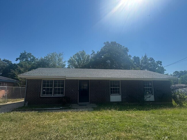 Primary Photo - 4709 S Court St