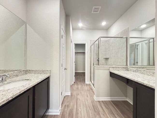 Building Photo - Luxury Living in the Heart of Cibolo!