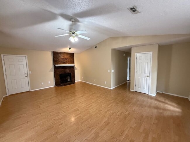 Building Photo - 3 Bedroom Home Available Soon!