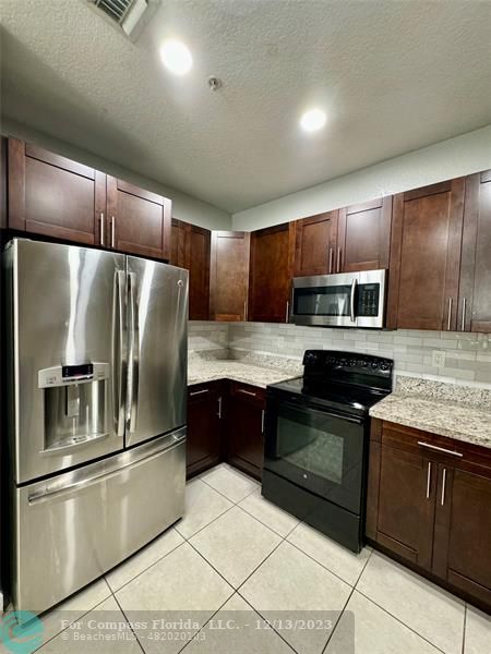 Building Photo - 4425 SW 160th Ave