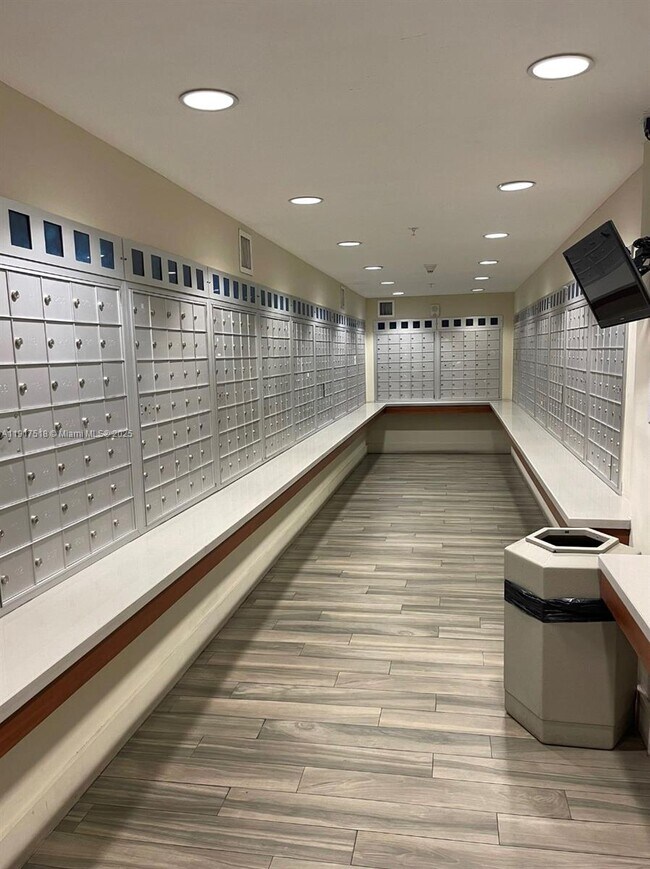 Building Photo - 1750 N Bayshore Dr