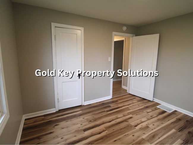 Building Photo - Updated 2 BR 1 BA House with Central Air and Garage (SECTION 8 APPROVED)