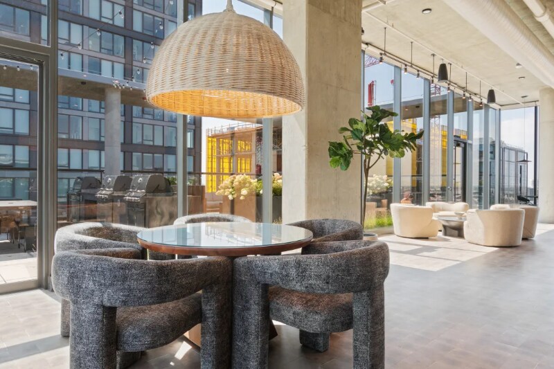 Building Photo - 1077 W Van Buren St