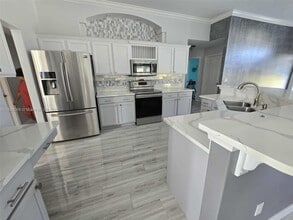 Building Photo - 3401 SW San Benito St