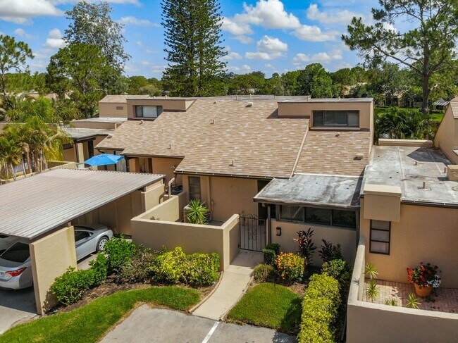 Building Photo - RARE 3 BEDROOM/ 2 BATH IN THE HIGHLY DESIR...