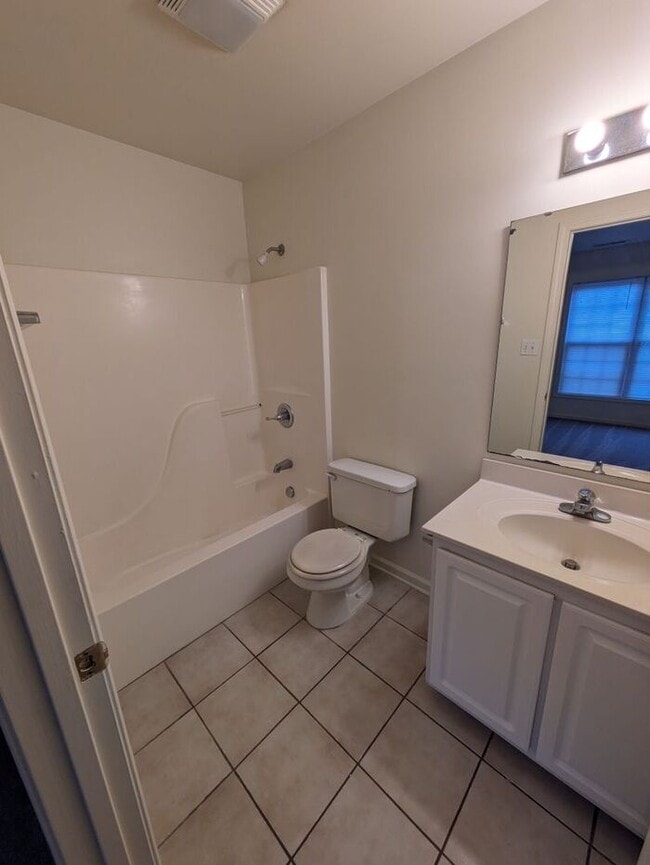 Building Photo - 2BD/2.5BA Townhome at Water Oaks in Hickor...