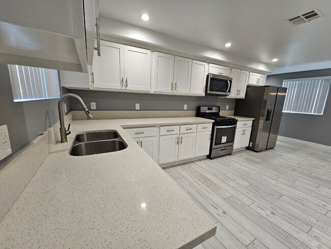 Building Photo - 32(839)