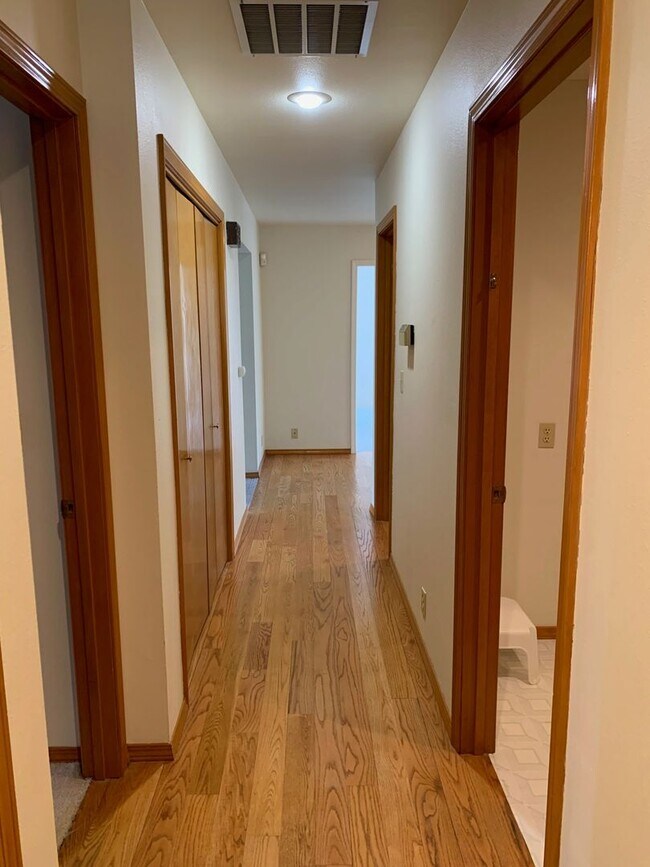 Building Photo - Well maintained 3 bed 2 bath rambler home in quiet Zenith neighborhood in Des Moines