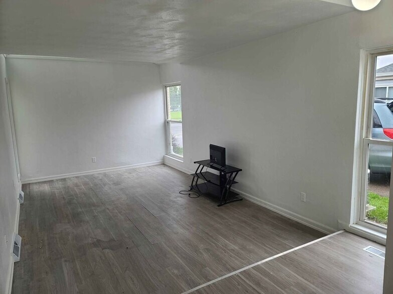 Building Photo - 960 Randler Ave